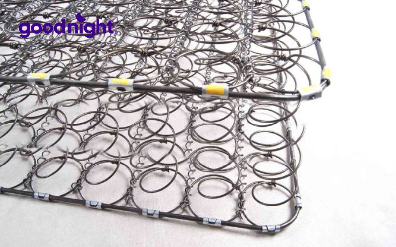 Một nguyên nhân phổ biến khác của tiếng ồn từ nệm lò xo là cấu trúc của nó không còn chắc chắn