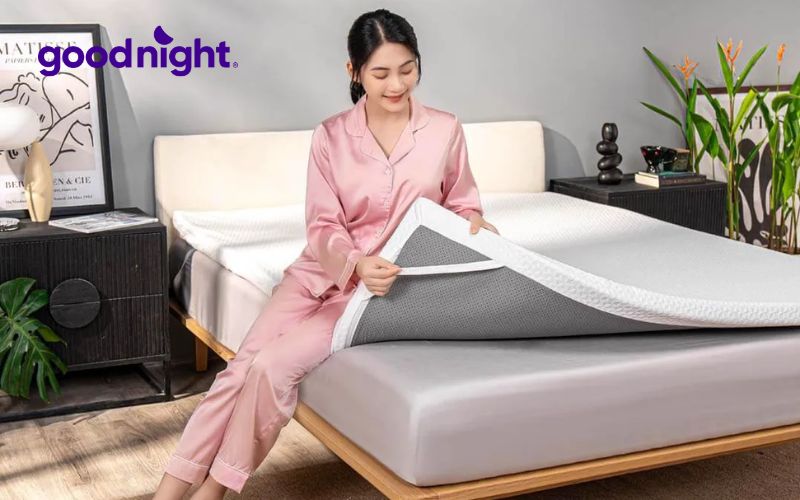 Một trong những cách đơn giản để giảm tiếng kêu từ nệm lò xo là sử dụng topper nệm