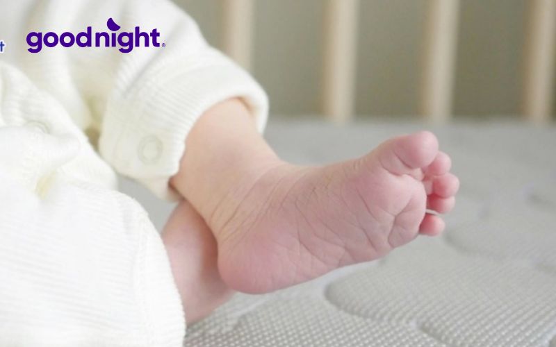 Trẻ sơ sinh nên nằm giường hay nằm nệm