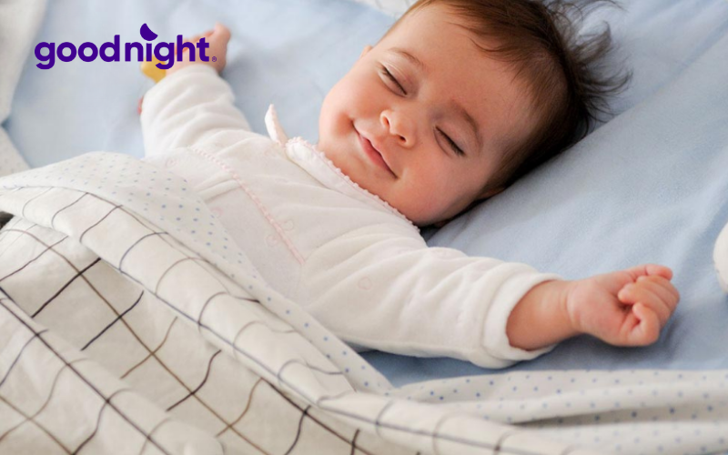 08 Cách xử lý tình trạng trẻ sơ sinh nằm nệm bị nóng lưng hiệu quả 3 Mặc quá nhiều áo cho bé