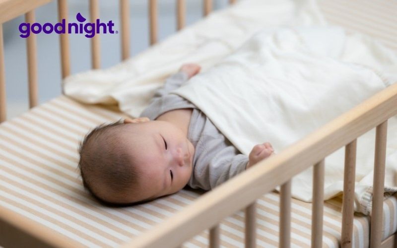 Trẻ sơ sinh nằm nệm bị nóng lưng sẽ ảnh hưởng tới giấc ngủ và sự phát triển 