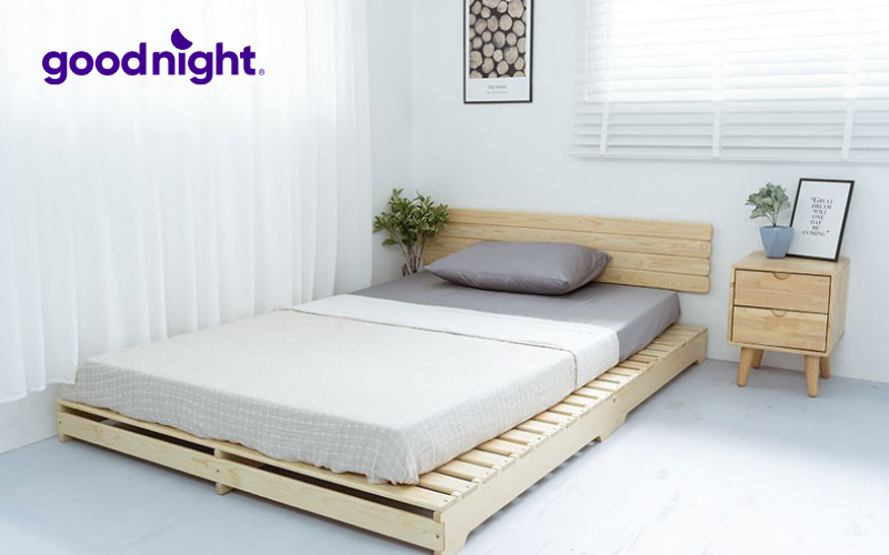 Đặt nệm trên phản gỗ