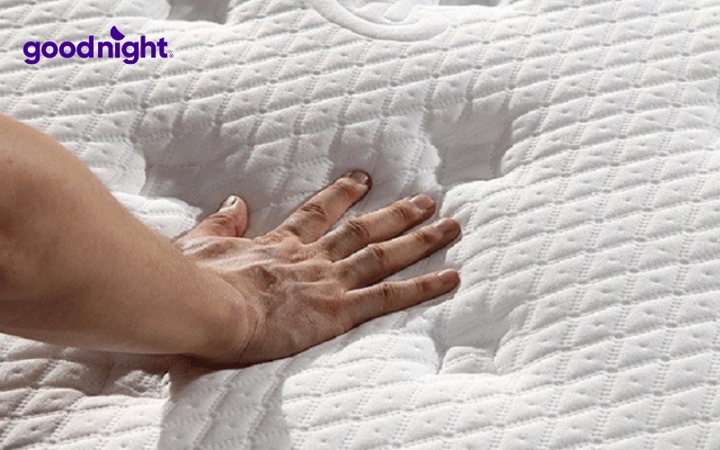 Nệm lò xo bị lún: Nguyên nhân, tác hại & cách khắc phục nhanh 3 Đặt vật nặng lên nệm trong thời gian dài hoặc nằm cố định sẽ khiến nệm bị lún