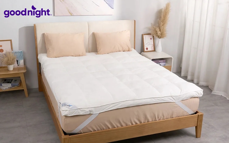 Cách bảo quản nệm foam luôn bền đẹp như mới 3 Một tấm bảo vệ nệm chống thấm sẽ tạo thêm lớp ngăn cách giữa cơ thể và bề mặt nệm