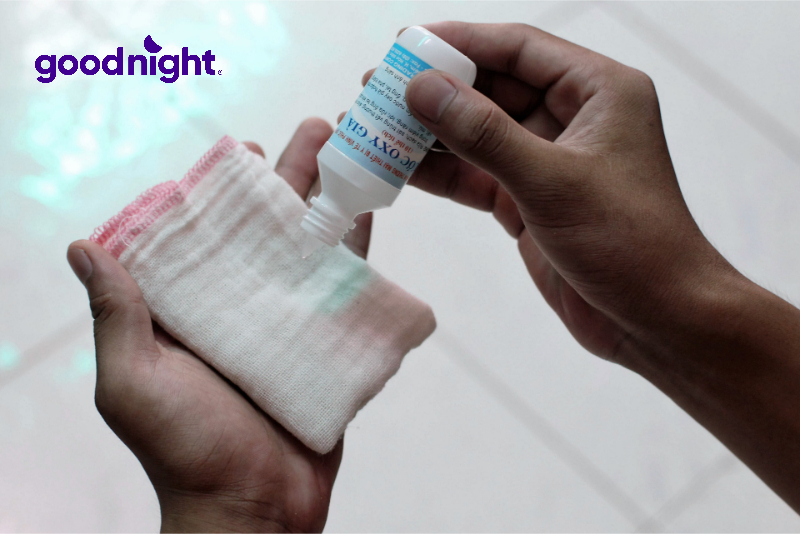 TOP 7 cách giặt đệm bông ép tại nhà hiệu quả, sạch khuẩn 8 Giặt nệm bông ép bằng Oxy già
