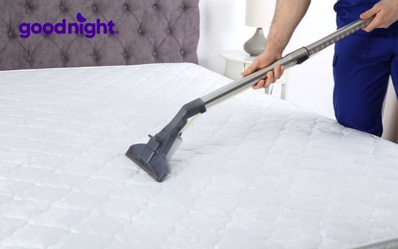 Hướng dẫn 8 bước giặt nệm tại nhà đơn giản mà sạch như mới 3 Dùng máy hút bụi hoặc bàn chải lông mềm để làm sạch bụi bẩn trên bề mặt nệm