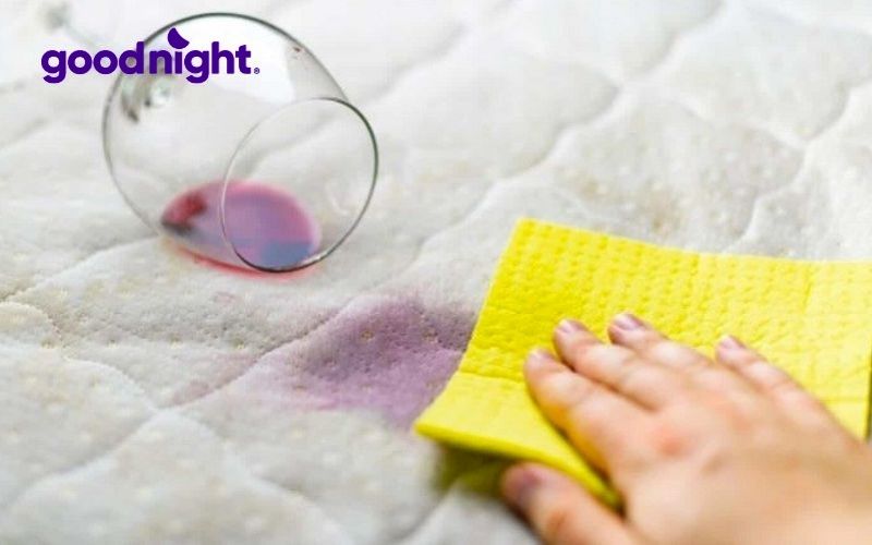 Hướng dẫn 8 bước giặt nệm tại nhà đơn giản mà sạch như mới 4 Xử lý các vết bẩn cứng đầu trên bề mặt nệm