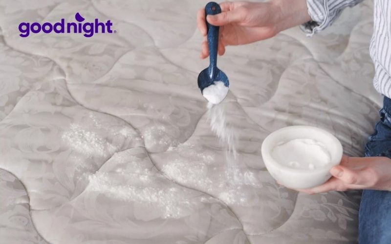 Hướng dẫn 8 bước giặt nệm tại nhà đơn giản mà sạch như mới 6 Khử mùi và diệt khuẩn cho nệm bằng baking soda