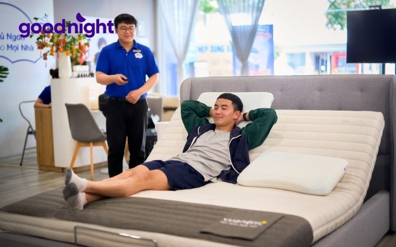 15 kinh nghiệm mua nệm chất lượng, phù hợp nhu cầu 6 Hãy yêu cầu được nằm thử nệm trong 5-10 phút để cảm nhận độ thoải mái