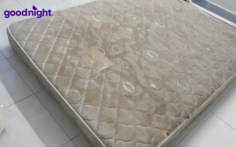 Nệm bị lún: Nguyên nhân, tác hại, cách khắc phục nhanh chóng 4 Việc bảo quản, vệ sinh đệm sai cách, không đều đặn cũng là nguyên nhân khiến nệm nhanh xuống cấp