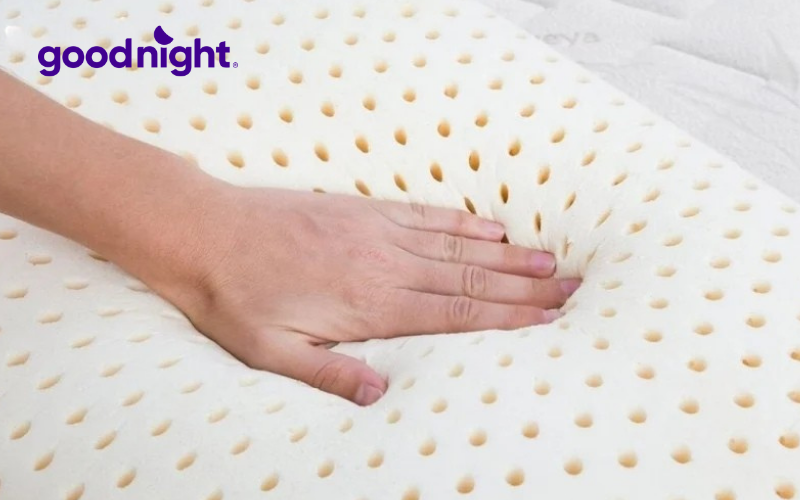 Nệm cao su là gì? 5 yếu tố cần cân nhắc để lựa chọn nệm chất lượng 3 Đặc trưng của nệm cao su là độ đàn hồi cao.