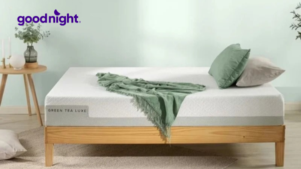 Nếu bạn đang tìm kiếm một chiếc nệm vừa êm ái, thoáng mát lại có khả năng kháng khuẩn, thì nệm foam trà xanh chắc chắn là lựa chọn không thể bỏ qua. Không chỉ sở hữu những ưu điểm nổi bật của dòng nệm foam, sản phẩm này còn được bổ sung tinh chất trà xanh, mang đến trải nghiệm ngủ thư giãn và an toàn cho sức khỏe. Cùng Goodnight tìm hiểu chi tiết mẫu nệm này và 4 lý do khiến bạn không thể bỏ qua mẫu nệm foam trà xanh nhes. 1. Nệm foam trà xanh là gì? Nệm foam trà xanh là dòng nệm mút hoạt tính được tích hợp tinh chất trà xanh, giúp duy trì hương thơm dịu nhẹ và mang đến cảm giác thư giãn khi sử dụng. Không chỉ tạo sự thoải mái, chiết xuất trà xanh còn hỗ trợ cải thiện chất lượng giấc ngủ, góp phần nâng cao sức khỏe. Nếu bạn đang tìm kiếm một chiếc nệm có nguồn gốc tự nhiên, an toàn và thân thiện, thì nệm foam trà xanh chắc chắn là một lựa chọn đáng cân nhắc. Nệm foam trà xanh là gì? 2. Cấu tạo nệm foam trà xanh Nệm foam trà xanh được thiết kế với cấu trúc đặc biệt, gồm một hoặc nhiều lớp foam xếp chồng lên nhau, giúp ôm sát cơ thể và tạo cảm giác êm ái suốt giấc ngủ. Nhờ tính đàn hồi cao, nệm duy trì được hình dáng ban đầu, không bị lún xẹp dù sử dụng lâu dài. Với thiết kế nguyên khối cùng cấu trúc bọt hở, nệm có khả năng thoáng khí tốt, giúp hạn chế tình trạng nóng bức khi nằm. Đặc biệt, sự kết hợp tinh chất trà xanh vào lớp foam không chỉ giúp nệm luôn thơm mát mà còn mang đến trải nghiệm thư giãn, hỗ trợ cải thiện chất lượng giấc ngủ. 3. 4 lý do bạn nên chọn mua nệm foam trà xanh Nệm foam trà xanh không chỉ mang đến giấc ngủ êm ái mà còn sở hữu nhiều ưu điểm vượt trội so với các dòng nệm thông thường. Nếu bạn đang băn khoăn không biết có nên chọn loại nệm này hay không, hãy cùng xem những lý do thuyết phục ngay sau đây. 3.1. Cải thiện chất lượng giấc ngủ Một trong những lợi ích lớn nhất của nệm foam trà xanh chính là giúp bạn ngủ ngon và sâu giấc hơn. Nhờ vào độ cứng vừa phải cùng khả năng ôm sát cơ thể, nệm tạo cảm giác êm ái và hỗ trợ tốt cho cột sống. Nệm foam trà xanh hỗ trợ giấc ngủ tốt Đặc biệt, tinh chất trà xanh khuếch tán nhẹ nhàng khi bạn nằm ngủ giúp thư giãn tinh thần, giảm căng thẳng và dễ dàng chìm vào giấc ngủ sâu hơn. Nếu bạn thường xuyên mất ngủ hoặc ngủ không ngon, nệm foam trà xanh sẽ là một lựa chọn đáng cân nhắc. 3.2. Hỗ trợ cơ thể tuyệt vời Một số người e ngại nệm foam có thể bị xẹp lún theo thời gian, nhưng với nệm foam trà xanh chất lượng, bạn hoàn toàn có thể yên tâm. Cấu trúc foam đặc biệt giúp phân tán trọng lượng cơ thể đồng đều, tránh tình trạng lún sâu ở các điểm chịu lực. Nhờ đó, nệm giúp nâng đỡ cơ thể một cách tự nhiên, giảm áp lực lên cột sống và hạn chế tình trạng đau nhức sau khi ngủ dậy. 3.3. Thân thiện với môi trường và có độ bền cao Nệm foam trà xanh được sản xuất từ chất liệu thân thiện với môi trường, không chứa hóa chất độc hại. Đồng thời, dòng nệm này có độ bền cao, duy trì hình dạng và độ đàn hồi tốt trong suốt nhiều năm sử dụng. Trung bình, một chiếc nệm foam trà xanh có thể sử dụng từ 7 – 10 năm mà không bị biến dạng hay mất đi sự êm ái ban đầu. 3.4. Không có mùi hôi Không giống như một số loại nệm khác có thể hấp thụ mùi và gây khó chịu, nệm foam trà xanh sở hữu khả năng khử mùi tự nhiên nhờ vào tinh chất trà xanh. Thành phần này không chỉ giúp nệm luôn tươi mát mà còn có tác dụng kháng khuẩn, hạn chế sự phát triển của vi khuẩn và nấm mốc. Nhờ đó, bạn sẽ luôn cảm thấy dễ chịu khi nằm và không cần phải vệ sinh nệm quá thường xuyên để loại bỏ mùi hôi. Nệm không có mùi hôi Giấc ngủ chất lượng đóng vai trò quan trọng trong việc cải thiện sức khỏe và tinh thần mỗi ngày. Vì vậy, đầu tư vào một chiếc nệm foam trà xanh không chỉ giúp bạn ngủ ngon hơn mà còn mang đến nhiều lợi ích lâu dài. 4. Top 5 mẫu nệm foam trà xanh bạn nên thử một lần 4.1. Nệm foam trà xanh khử mùi Amando Luca Nếu bạn đang tìm kiếm một chiếc nệm vừa êm ái, vừa giúp thư giãn tối đa, thì Amando Luca chính là lựa chọn lý tưởng. Mẫu nệm này sở hữu lớp foam đặc biệt, kết hợp giữa than hoạt tính, gel làm mát và tinh chất trà xanh, mang đến nhiều lợi ích vượt trội: Thoáng mát, không gây hầm bí: Nhờ lớp foam chứa Charcoal Gel, nệm giúp tản nhiệt nhanh, tạo cảm giác mát lạnh khi nằm. Kháng khuẩn, khử mùi: Lớp foam tinh chất trà xanh giúp ngăn chặn vi khuẩn, nấm mốc, phù hợp với làn da nhạy cảm. Nâng đỡ đa vùng: Nệm có độ đàn hồi cao, giúp bảo vệ cột sống, giảm áp lực lên các điểm tiếp xúc cơ thể. Dễ dàng vận chuyển: Thiết kế có thể cuộn gọn, giúp việc di chuyển và lắp đặt trở nên tiện lợi. Amando Luca 4.2. Nệm foam Goodnight Luna 3zones massage kháng khuẩn Goodnight Luna 3zones không chỉ mang lại sự êm ái mà còn nổi bật với khả năng nâng đỡ cơ thể theo từng vùng và hỗ trợ giấc ngủ thoải mái hơn. Goodnight Luna 3zones Đây là sản phẩm phù hợp với những ai yêu thích cảm giác êm dịu nhưng vẫn đảm bảo sự vững chãi khi nằm. Hỗ trợ cột sống tối ưu: Thiết kế 3 vùng nâng đỡ giúp cơ thể duy trì tư thế ngủ tự nhiên. Tinh chất trà xanh khử mùi: Giúp hạn chế vi khuẩn, nấm mốc và tạo cảm giác thơm mát lâu dài. Chất liệu vải cao cấp: Mặt nệm kết hợp giữa vải thun dày dặn và lớp vải lót 3D giúp tăng độ bền. Chống trượt an toàn: Mặt đáy nệm có lớp vải chống trượt, bảo vệ tốt cho trẻ nhỏ. Tiện lợi khi sử dụng: Nệm có thể ép cuộn, đóng thùng giúp dễ dàng di chuyển và bảo quản. 4.3. Nệm foam Zinus Cooling Gel Memory Nệm foam Zinus Cooling Gel Memory là lựa chọn lý tưởng để cải thiện giấc ngủ, đặc biệt trong những ngày hè nóng bức. Nhờ công nghệ tiên tiến và chất liệu cao cấp, mẫu nệm này không chỉ mang lại sự êm ái mà còn giúp duy trì cảm giác mát lạnh suốt đêm. Hiệu ứng làm mát tức thì: Công nghệ gel lạnh giúp điều hòa nhiệt độ, mang đến cảm giác dễ chịu ngay khi nằm xuống. Ôm sát đường cong cơ thể: Nệm giúp nâng đỡ tốt, hạn chế áp lực lên vai, lưng và hông, giúp bạn không cảm thấy đau nhức khi thức dậy. Phân bố trọng lực đồng đều: Thiết kế thông minh giúp giảm áp lực tại các điểm tiếp xúc, tạo sự thoải mái trong mọi tư thế ngủ. Kháng khuẩn, khử mùi hiệu quả: Chiết xuất trà xanh trong nệm giúp ngăn chặn vi khuẩn, nấm mốc và giữ không gian ngủ luôn sạch sẽ. Chứng nhận BioFoam an toàn: Sản phẩm đạt tiêu chuẩn thân thiện với môi trường và an toàn cho sức khỏe người dùng. Nệm foam Zinus Cooling Gel Memory 4.4. Nệm foam trà xanh organic Kim Cương Nệm foam trà xanh Organic Kim Cương là sự kết hợp giữa công nghệ hiện đại và chất liệu cao cấp, mang đến trải nghiệm sang trọng và thoải mái cho người dùng. Chất liệu vỏ nệm cao cấp: Vỏ nệm được làm từ vải Aloe Vera (lô hội) và vải Canvas nhập khẩu châu Âu, giúp kháng khuẩn, làm đẹp da và tăng độ bền cho sản phẩm. Foam PU kết hợp tinh chất trà xanh: Mang lại mùi thơm dịu nhẹ, giúp giảm căng thẳng và cải thiện chất lượng giấc ngủ. Hệ thống massage 5 vùng: Hỗ trợ nâng đỡ cơ thể một cách tối ưu, giúp giảm đau nhức và cải thiện tuần hoàn máu. Độ thoáng khí vượt trội: Cấu trúc foam giúp không khí lưu thông tốt hơn, hạn chế tích tụ hơi nóng khi ngủ. Tiêu chuẩn an toàn quốc tế: Chất liệu sản xuất thân thiện với môi trường, không chứa hóa chất độc hại, an toàn cho sức khỏe. Nệm foam trà xanh Organic Kim Cương 4.5. Nệm foam trà xanh Lavender Organic Aerofoam cao cấp Nệm foam trà xanh Lavender Organic Aerofoam là một sản phẩm cao cấp kết hợp công nghệ foam hiện đại với tinh chất trà xanh tự nhiên, mang đến trải nghiệm giấc ngủ êm ái và thư giãn. Kháng khuẩn, khử mùi hiệu quả: Tinh chất trà xanh tự nhiên giúp chống vi khuẩn, ngăn ngừa nấm mốc và loại bỏ mùi khó chịu, giữ không gian ngủ luôn sạch sẽ và tươi mới. Memory Foam ôm sát cơ thể: Lớp Memory Foam giúp nâng đỡ đường cong cơ thể, hỗ trợ bảo vệ cột sống và giảm đau lưng, đau khớp khi nằm. Độ đàn hồi chậm, phân tán lực đều: Công nghệ foam tiên tiến giúp phân bố trọng lực một cách đồng đều, tránh tình trạng lún sâu hay dồn áp lực vào một điểm. Giảm thiểu chuyển động: Thiết kế đặc biệt giúp hạn chế rung động khi người bên cạnh xoay trở, mang lại giấc ngủ trọn vẹn hơn. Chất liệu áo nệm cao cấp: Áo nệm được làm từ vải Polyester và nhung, tạo cảm giác sang trọng, bền bỉ và luôn mát mẻ khi sử dụng. Độ cứng lý tưởng: Nệm có độ cứng vừa phải, phù hợp với nhiều đối tượng sử dụng, từ người trẻ đến người lớn tuổi. Nệm foam trà xanh Lavender Organic Aerofoam 5. Đối tượng nào nên sử dụng nệm foam trà xanh Nệm foam trà xanh là lựa chọn lý tưởng cho nhiều đối tượng khác nhau, đặc biệt là những ai mong muốn có giấc ngủ sâu và thư giãn. Nhờ tinh chất trà xanh tự nhiên, nệm giúp khử mùi hiệu quả, tạo hương thơm dịu nhẹ và có khả năng kháng khuẩn, giúp hạn chế nấm mốc và bụi bẩn. Điều này đặc biệt hữu ích cho những người có làn da nhạy cảm hoặc dễ bị dị ứng, mang lại không gian ngủ sạch sẽ và an toàn. Ngoài ra, nệm foam trà xanh còn rất phù hợp với trẻ nhỏ nhờ chất liệu an toàn, không chứa hóa chất độc hại, hỗ trợ sự phát triển hệ xương và cột sống của bé, giúp bé ngủ ngon hơn. Bên cạnh đó, những người bị đau lưng, đau cột sống cũng có thể yên tâm sử dụng nệm foam trà xanh. Nhờ khả năng ôm sát cơ thể và phân bổ trọng lực đều, nệm giúp giảm áp lực lên cột sống, hạn chế tình trạng đau nhức lưng, vai gáy sau một ngày dài làm việc. Đặc biệt, đối với những người làm việc văn phòng, thường xuyên ngồi lâu hoặc chịu nhiều áp lực, nệm foam trà xanh là giải pháp hoàn hảo giúp thư giãn cơ thể, giảm căng thẳng và mang lại giấc ngủ ngon. Với những ưu điểm vượt trội, nệm foam trà xanh không chỉ nâng cao chất lượng giấc ngủ mà còn bảo vệ sức khỏe cho mọi thành viên trong gia đình. 6. Kết luận Nệm foam trà xanh thực sự là một lựa chọn lý tưởng cho những ai mong muốn giấc ngủ êm ái, thư giãn và bảo vệ sức khỏe. Với sự kết hợp giữa công nghệ tiên tiến và tinh chất trà xanh tự nhiên, các sản phẩm trong danh sách top 5 mang đến trải nghiệm vượt trội, giúp nâng đỡ cơ thể, khử mùi hiệu quả và duy trì độ bền lâu dài. Nếu bạn đang tìm kiếm một chiếc nệm phù hợp với nhu cầu của mình, đừng quên ghé thăm Goodnight để tham khảo thêm nhiều mẫu nệm chất lượng, đảm bảo giấc ngủ trọn vẹn và thoải mái nhất.