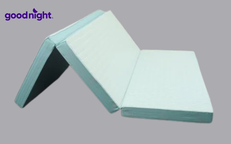 Nệm gấp 3 loại nào tốt? Kinh nghiệm chọn mua & TOP 7 mẫu chất lượng 2 Nệm gấp 3 hay còn gọi là nệm 3 khúc, đệm xếp 3 là loại nệm được chia thành ba phần