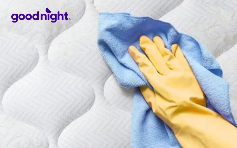 5+ cách phục hồi nệm cao su đơn giản, hiệu quả ngay tại nhà 4 Làm sạch vết ố vàng trên nệm bằng hỗn hợp baking soda và giấm rất hiệu quả