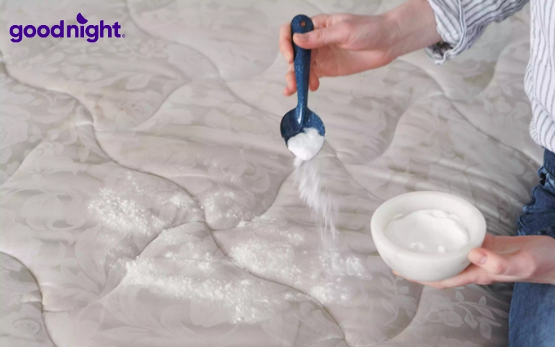 Cách vệ sinh nệm foam tại nhà sạch khuẩn, thơm tho 3 Baking Soda là lựa chọn đơn giản để làm sạch khô, hỗ trợ hút ẩm