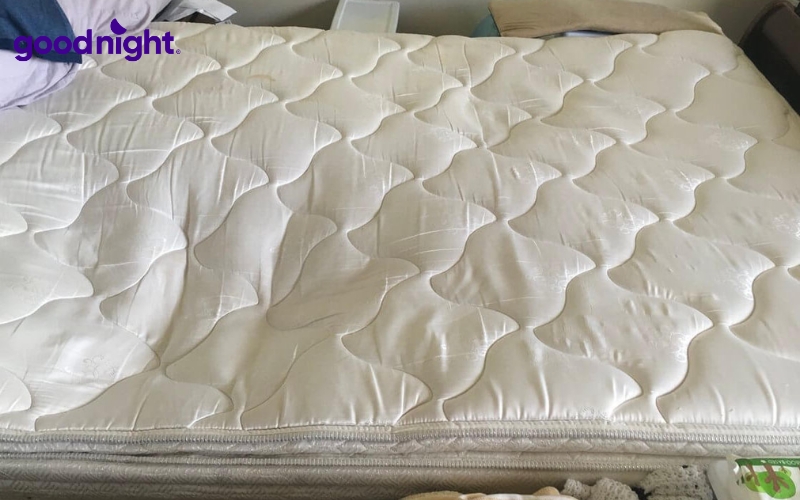 Hướng dẫn cách xử lý nệm cũ an toàn, tiết kiệm, hợp lý cho gia đình 3 Sau nhiều năm sử dụng, nệm có thể bị xẹp, lún ở một số vị trí nhất định, nhất là khu vực thường xuyên nằm
