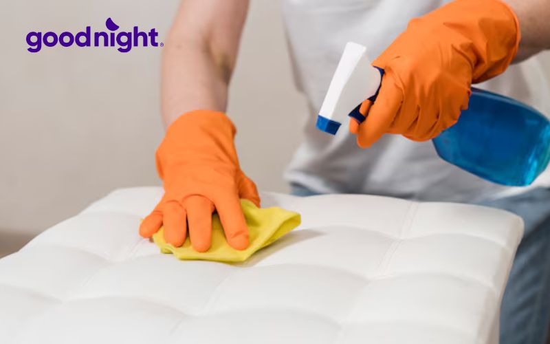 Cách gấp nệm cao su đúng kỹ thuật để bảo vệ độ bền của nệm 6 Khi làm sạch nệm, hãy lau một cách nhẹ tay