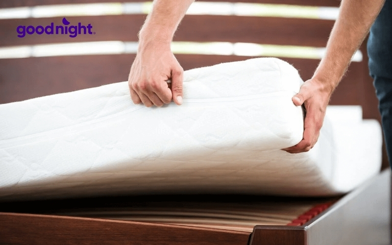7 cách sử dụng nệm cao su chuẩn kéo dài tuổi thọ nệm 6 Xoay đổi chiều đầu nệm định kỳ 3 đến 6 tháng