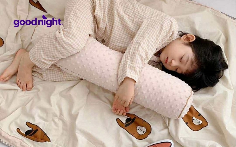 Hướng dẫn chọn gối ôm kích thước chuẩn phù hợp cho mọi lứa tuổi 3 Trẻ em cần một loại gối ôm nhỏ gọn, nhẹ và mềm mại