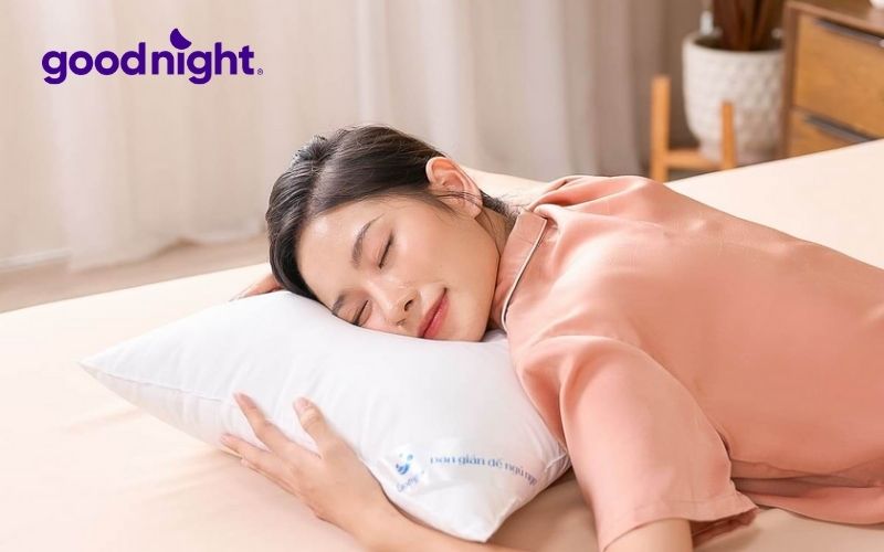 Top 5 mẫu gối nằm nghiêng giúp ngủ ngon và bảo vệ sức khỏe 3 Gối lông vũ nhân tạo Goodnight Mochi nằm nghiêng siêu êm