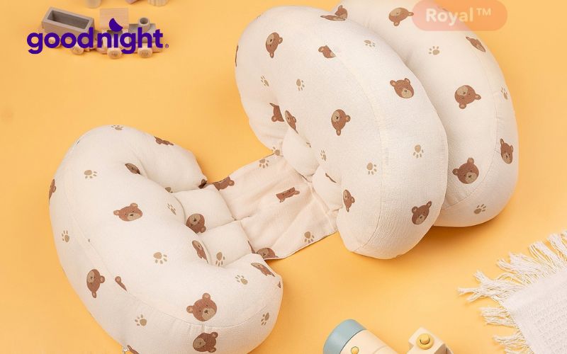 Top 7 mẫu gối ôm cho bà bầu giúp giảm đau nhức, ngủ ngon giấc 8 Gối hình nêm là một sự lựa chọn nhỏ gọn, rất lý tưởng cho bà bầu cần sự hỗ trợ cho vùng bụng hoặc lưng