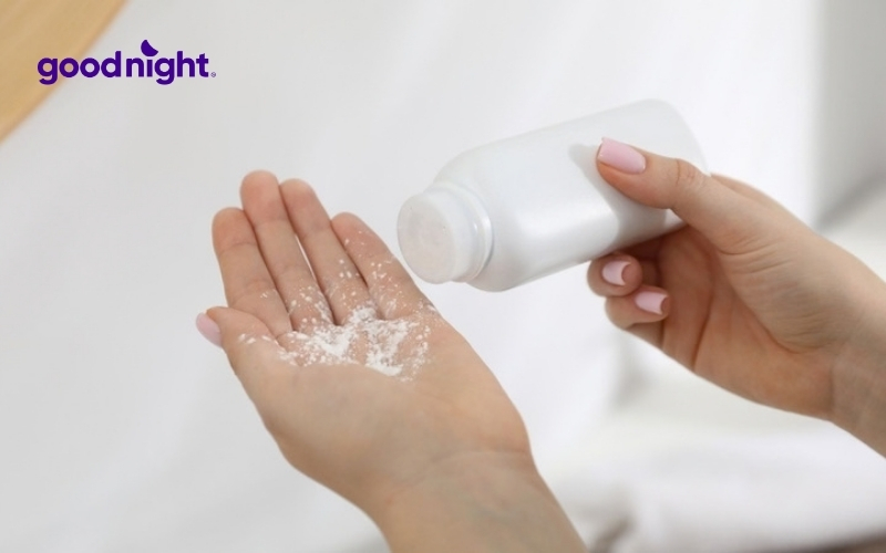 Nệm cao su có phơi nắng được không? 5 sai lầm cần tránh 6 Dùng phấn rôm em bé cho các vết ẩm nhẹ