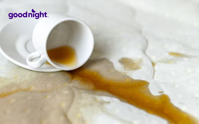 Nệm cao su có thấm nước không và mẹo xử lý nệm bị ướt 3 Đổ nước uống hoặc chất lỏng sinh hoạt trên giường