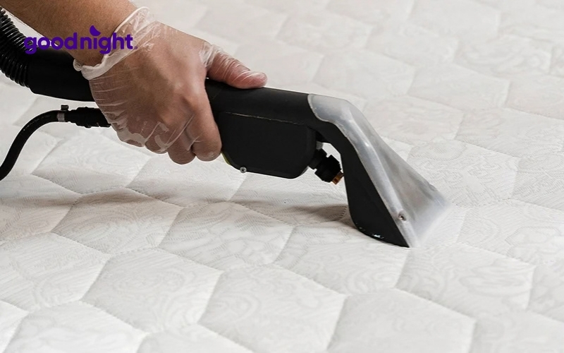 Nệm cao su có thấm nước không và mẹo xử lý nệm bị ướt 6 Xử lý nệm bị ướt do nước lọc hoặc nước mưa