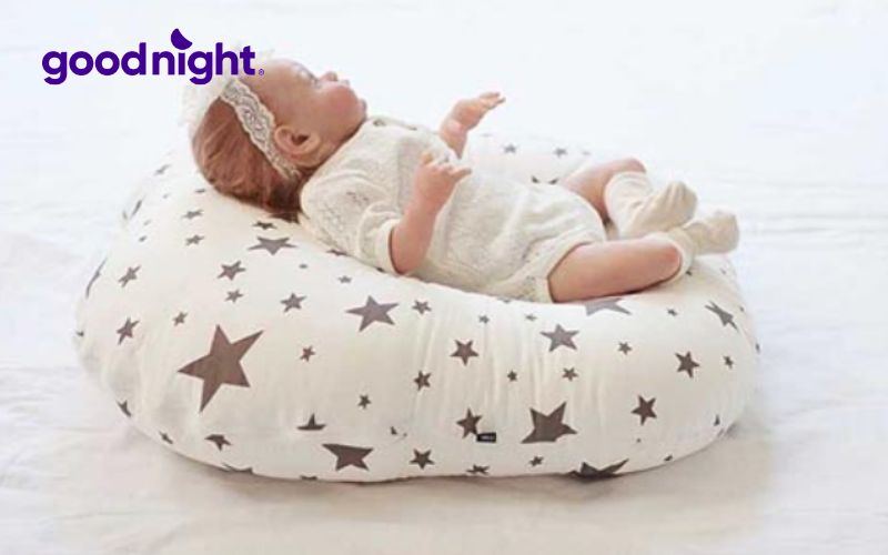 9 tác hại của gối chống trào ngược đối với trẻ sơ sinh 3 Gối chống trào ngược làm giảm khả năng phát triển vận động tự nhiên ở trẻ
