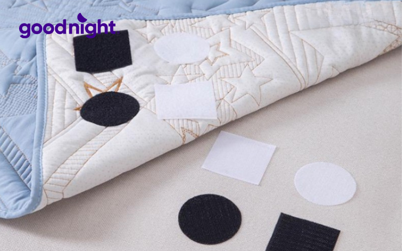 Hướng dẫn cách trải ga giường không bị nhăn và các lỗi cần tránh 4 Sử dụng miếng dán nhám