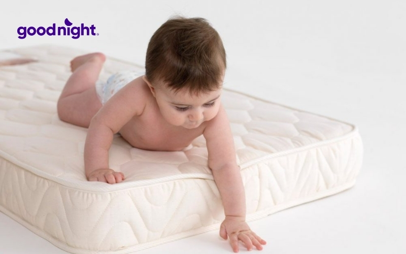 Trẻ sơ sinh nằm đệm lò xo được không? Cần lưu ý điều gì? 3 Đệm lún sâu khiến bé khó xoay trở, dễ cản trở đường thở