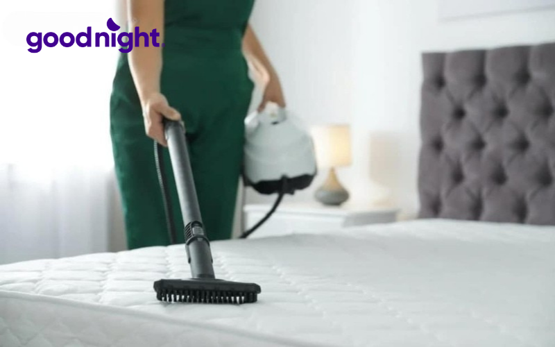 04 Cách vệ sinh chăn ga gối đệm sạch sẽ và đơn giản 9 Hút bụi trên bề mặt nệm