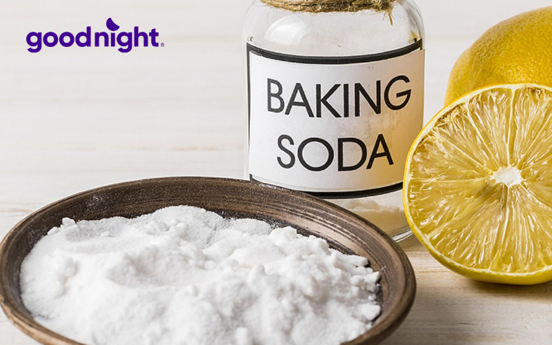 Cách xử lý nước tiểu trên nệm sạch mùi, hết ố vàng hiệu quả 4 Dùng bột baking soda hút ẩm và trung hòa axit uric