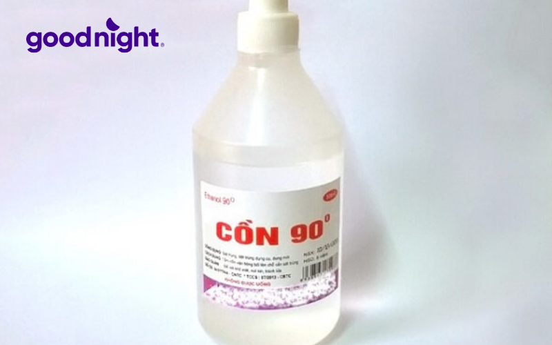 Cách xử lý nước tiểu trên nệm sạch mùi, hết ố vàng hiệu quả 6 Sử dụng cồn y tế kết hợp khăn bông thấm hút cho nệm bông ép