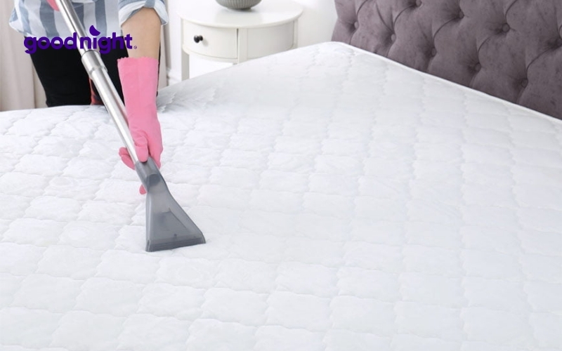 Hướng dẫn cách giặt nệm tại nhà sạch khuẩn và không hỏng nệm 3 Hút sạch bụi bẩn và mạt giường trên bề mặt nệm