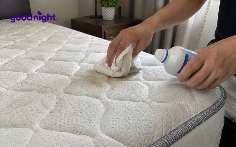 Hướng dẫn cách giặt nệm tại nhà sạch khuẩn và không hỏng nệm 6 Cách tẩy vết ố vàng do mồ hôi tích tụ lâu ngày