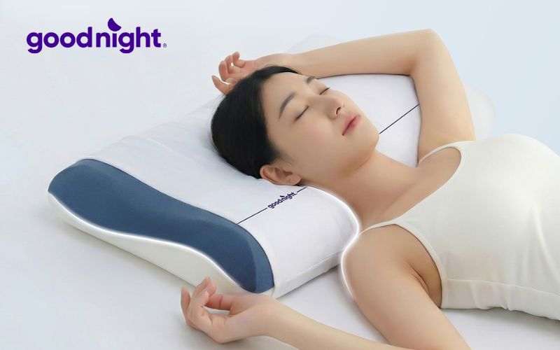 Top 12 mẫu gối cho người thoát vị đĩa đệm cổ giúp ngủ ngon 6 Gối memory foam ôm cổ nhẹ nhàng, mang lại cảm giác dễ chịu, giảm đau nhức