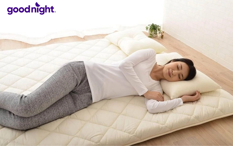 Nằm nệm dưới đất có tốt không? Lợi ích, rủi ro và cách chọn nệm 2 Nằm nệm trực tiếp dưới sàn có thể giúp tiết kiệm diện tích, giảm chi phí mua giường