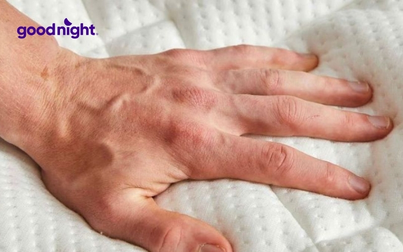 TOP 7 mẫu nệm cho người đau vai gáy êm ái, thư giãn 2 Nệm quá mềm khiến cột sống võng lệch trục tự nhiên