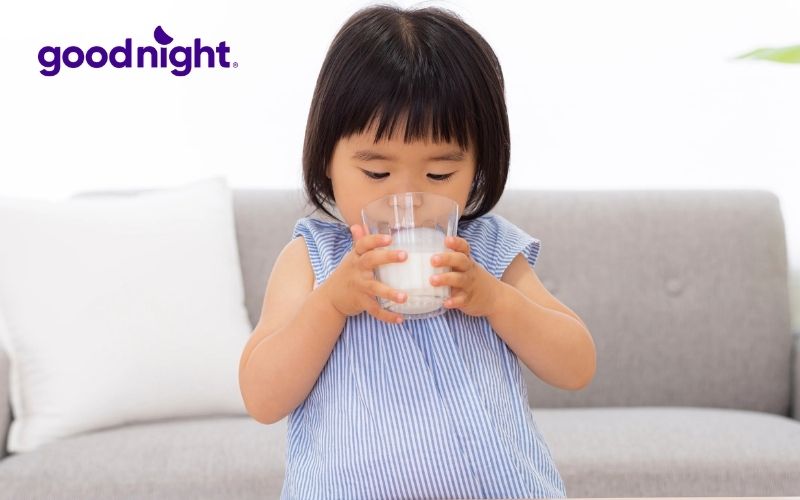 Gợi ý 10 mẹo dân gian giúp trẻ ngủ sâu giấc mẹ nên biết 5 Uống sữa ấm trước khi ngủ giúp bé ngủ sâu giấc