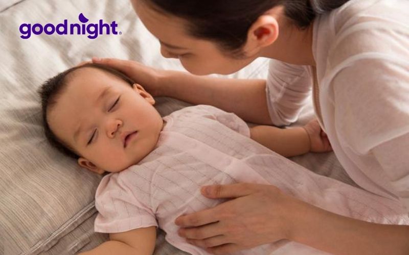 Gợi ý 10 mẹo dân gian giúp trẻ ngủ sâu giấc mẹ nên biết 8 Luôn theo dõi phản ứng của bé khi ngủ để có những điều chỉnh phù hợp