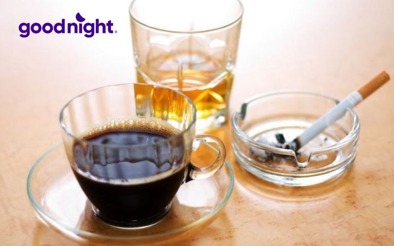 Dùng cà phê, trà đặc hoặc hút thuốc lá khiến bạn khó đi vào giấc ngủ