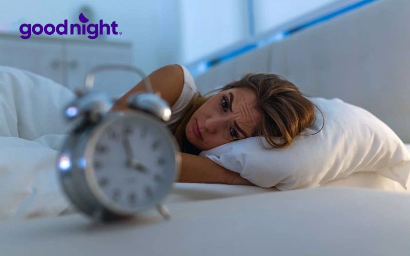 Nguyên nhân khiến bạn ngủ không sâu giấc và cách cải thiện 2 Ngủ không sâu giấc là khi bạn không có đủ thời gian ở giai đoạn ngủ sâu, dù ngủ đủ 7–8 tiếng mỗi đêm