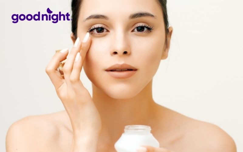 Sử dụng kem dưỡng mắt