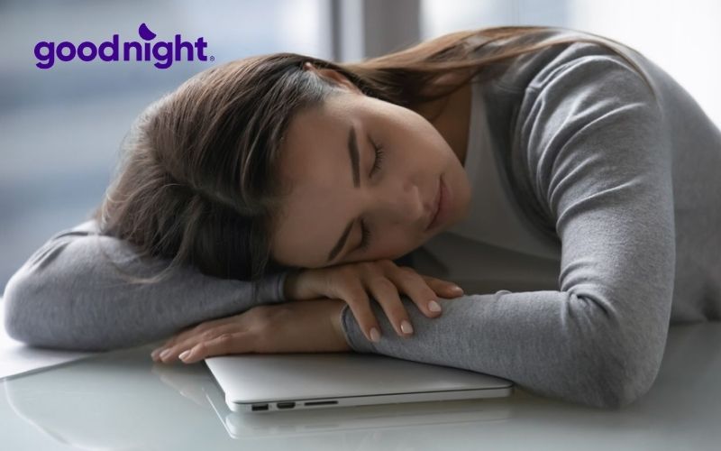 Ngủ trưa 1 tiếng có tốt không? Ngủ trưa bao lâu là hợp lý? 7 Hạn chế thói quen xấu ngủ trưa trên bàn