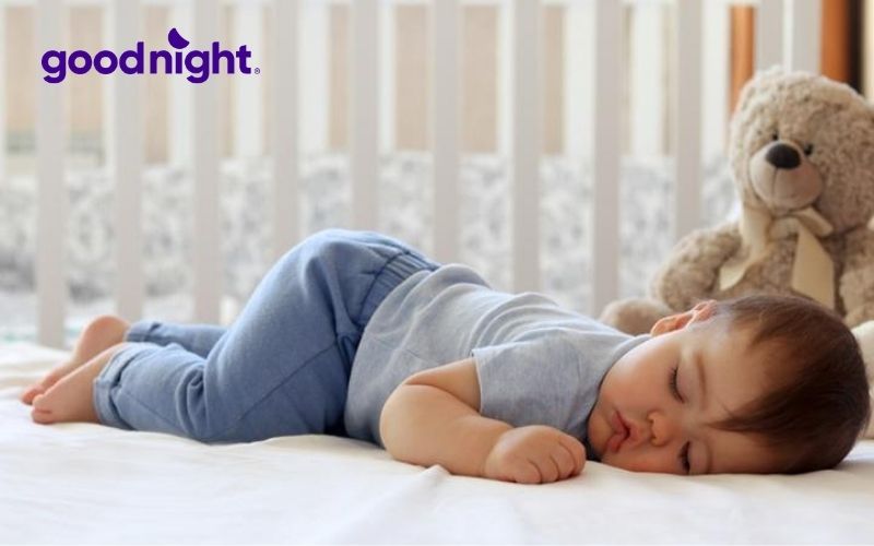 Hạn chế để bé nằm sấp quá lâu gây ảnh hưởng tới cột sống