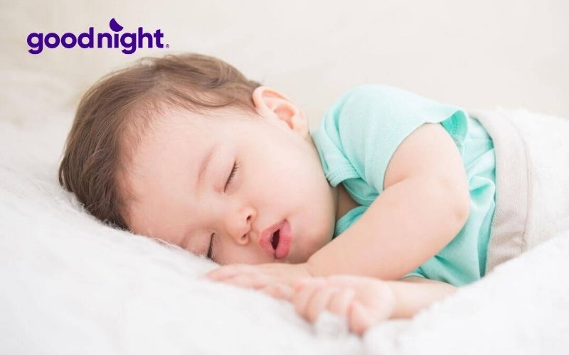 Nằm nghiêng giúp giảm áp lực lên các cơ quan nội tạng của trẻ