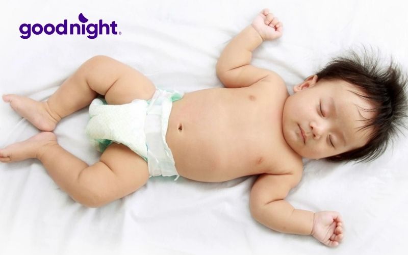 Ngủ tay chân dang rộng là một trong những tư thế ngủ của trẻ sơ sinh thông minh