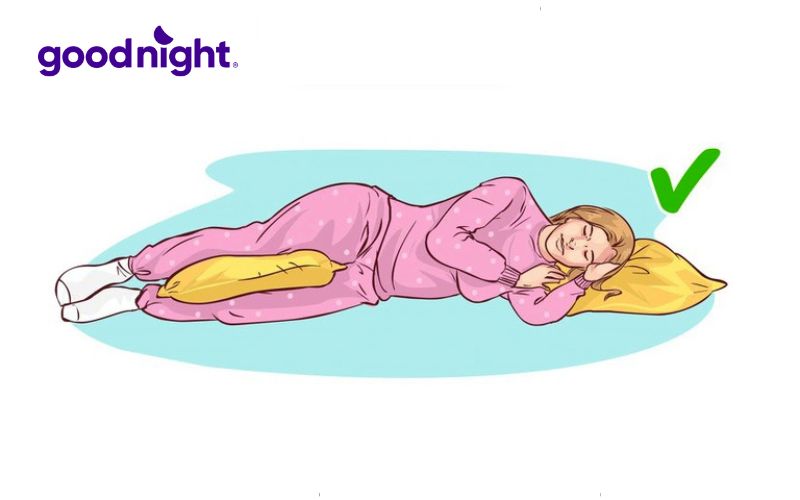 Khi ngủ nghiêng bên trái, nên sử dụng gối kê giữa 2 đầu gối