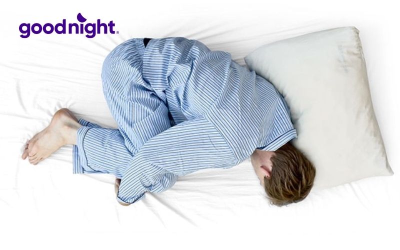 Nằm ngủ kiểu bào thai có thể dẫn tới đau vai gáy do ngủ sai tư thế